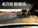 Dashcam gemonteerd achter de voorruit van een auto