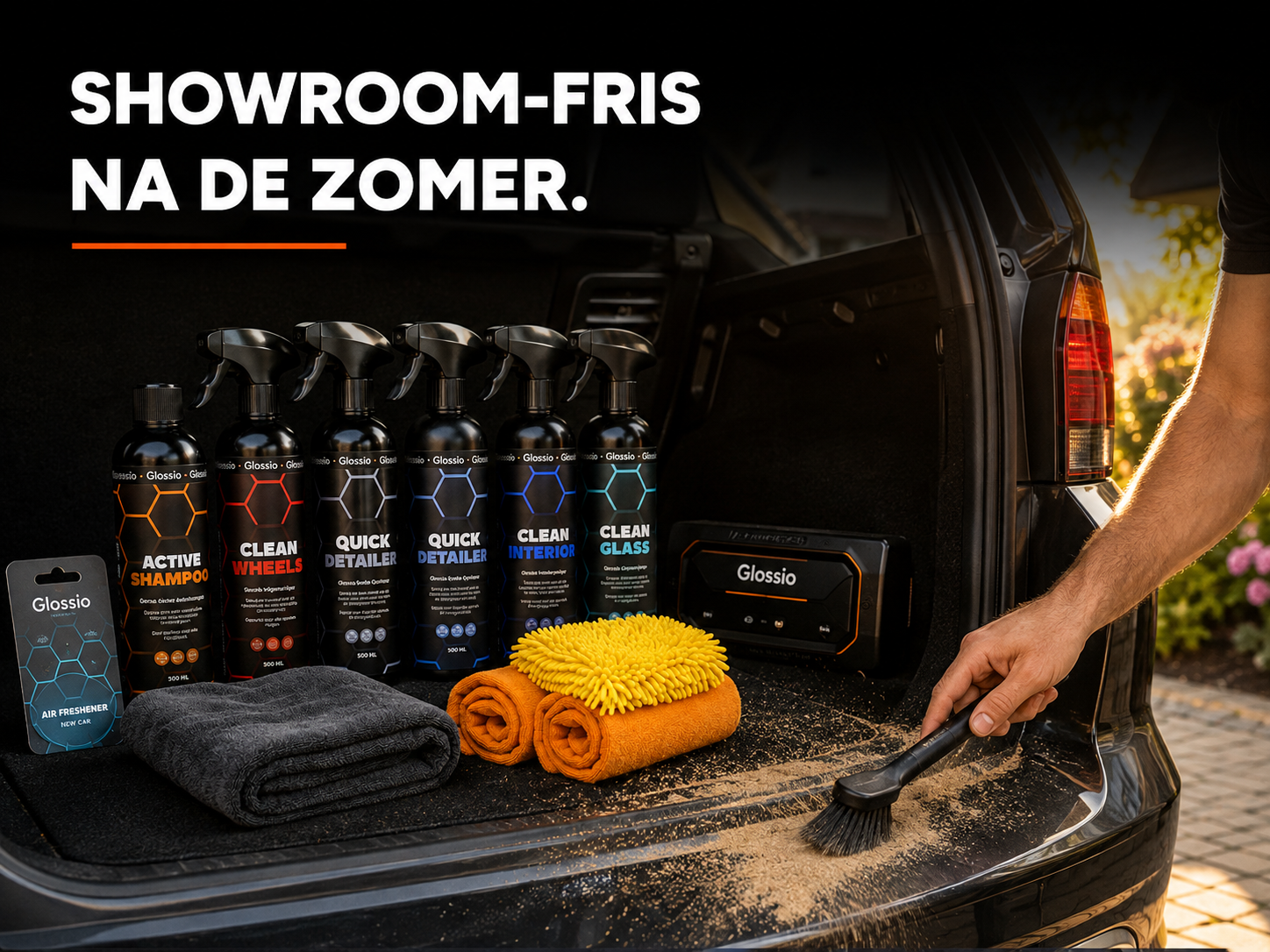Glanzend schoongemaakte auto interieur met detailingproducten uitgestald op de achterbank in zonlicht