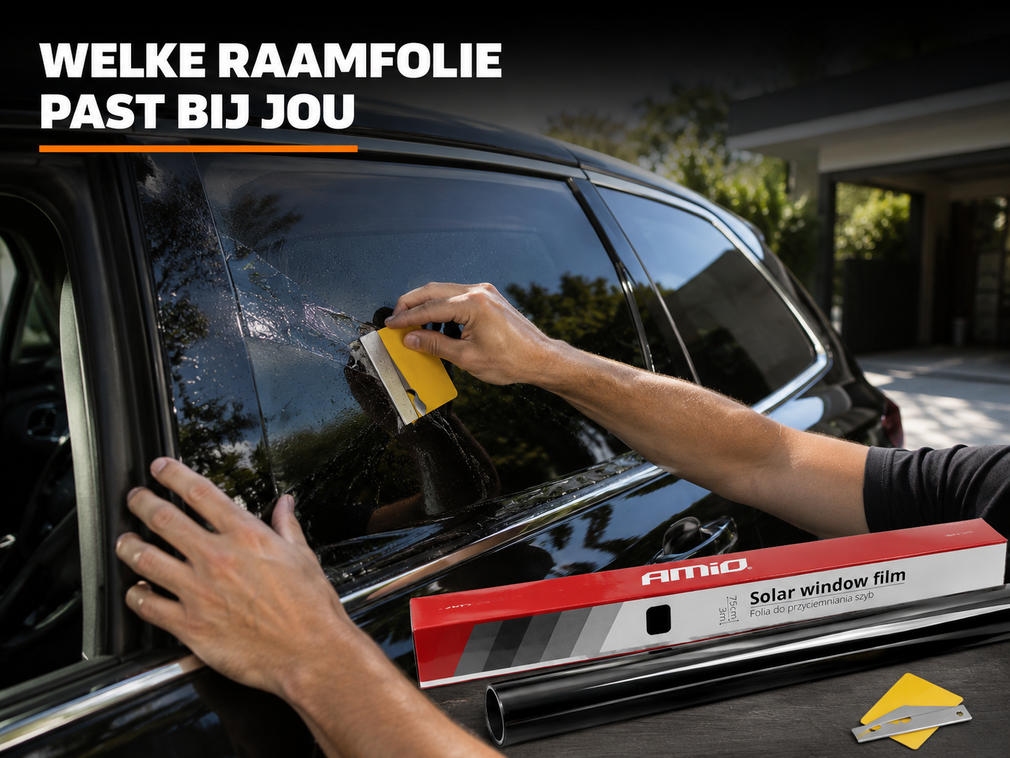 Raamfolie wordt met rakel aangebracht op autoraam in zonlicht