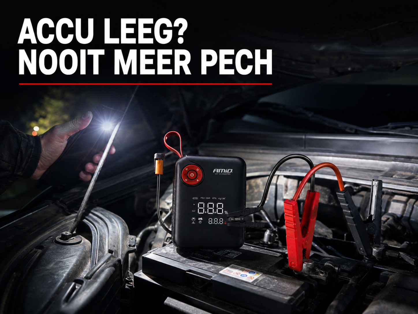 AMiO jumpstarter aangesloten op een lege autoaccu onder de motorkap in het donker