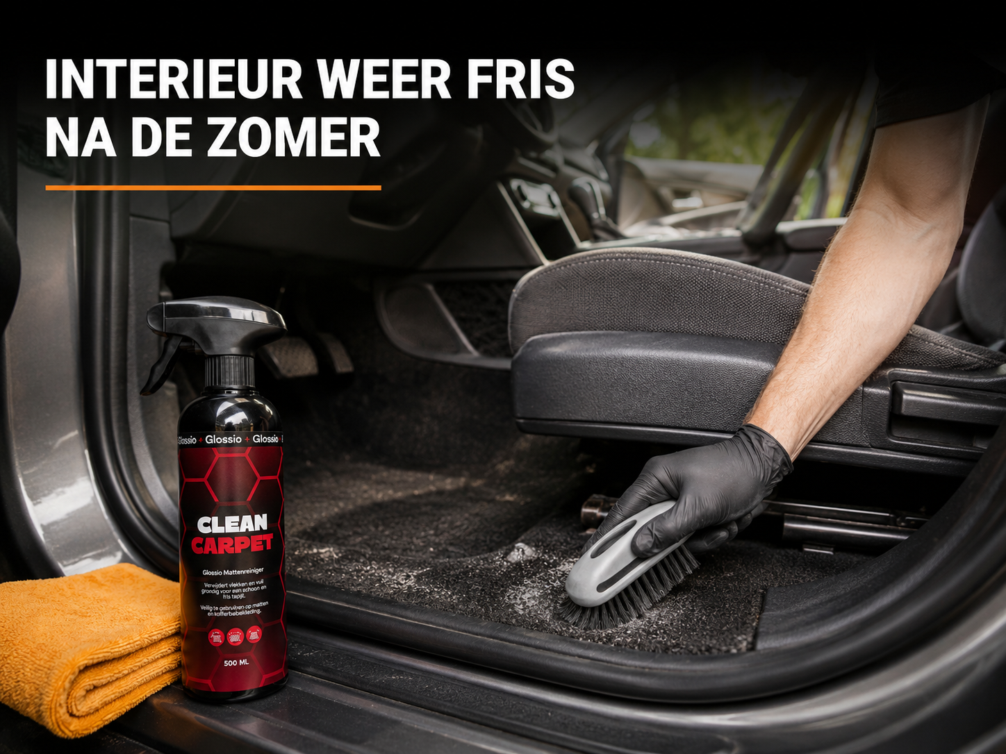 Auto interieur bekleding en tapijt gereinigd met een borstel na de zomer