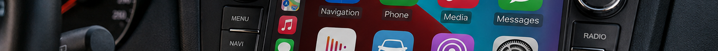 CarPlay touchscreen radio ingebouwd in het dashboard van een Opel
