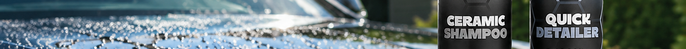 Water parelt van een glanzende autolak na het aanbrengen van ceramic coating