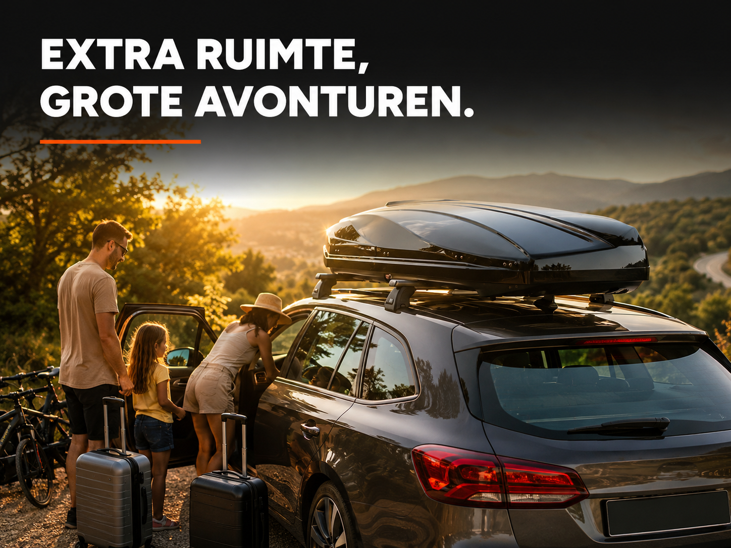 Zwarte dakkoffer gemonteerd op een volle gezinsauto klaar voor een lange vakantierit