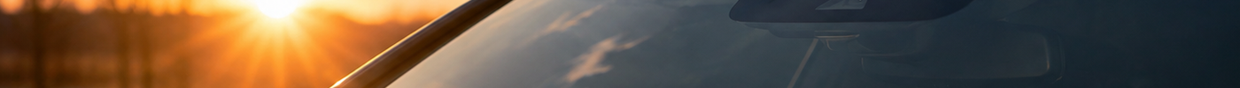 Raamfolie op de voorruit van een auto bij zonsondergang