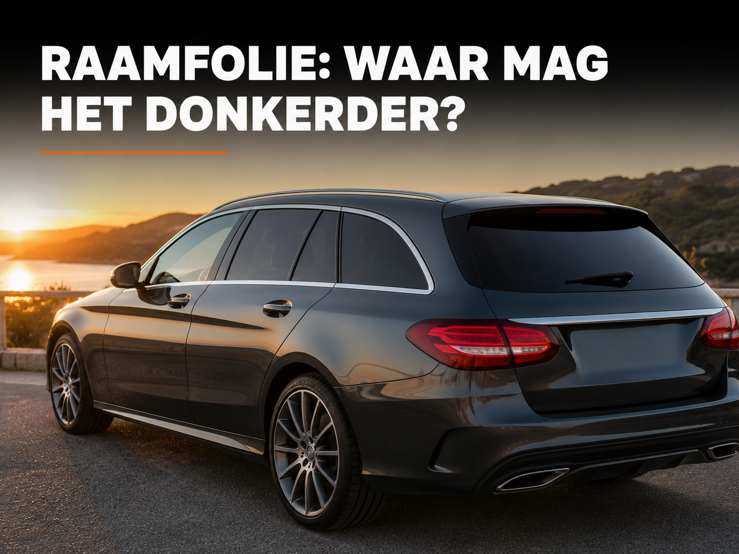 Auto met heldere voorruit en donker getinte achterruiten bij zonsondergang