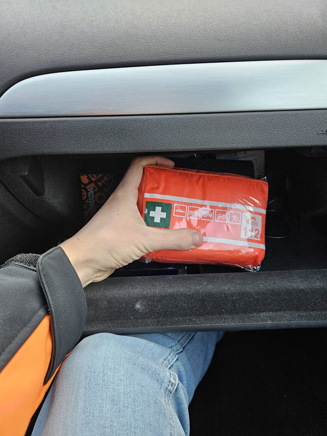 AMiO EHBO-Doos Mini B - Compacte Veiligheidsset voor Auto/Motor met Handige Bevestiging Rood - VCTparts.nl