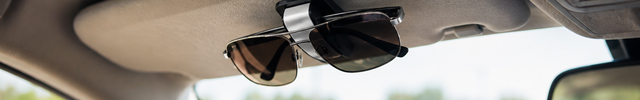 Brillenhouders banner - zonnebril geklemd aan de zonneklep van een auto | VCTparts