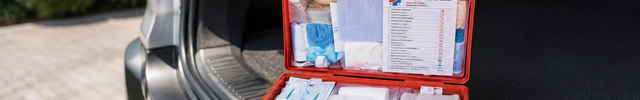 EHBO Kits banner - geopende EHBO-koffer op de kofferbakrand | VCTparts