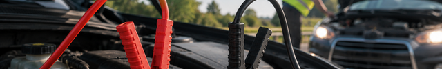Startkabels banner - startkabelklemmen aangesloten op een autoaccu onder de motorkap | VCTparts