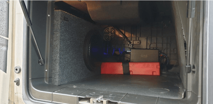 DLS PS10 10 inch Pasklare Subwooferkist voor Volvo FH en FM – 400W RMS 4 Ohm Truck Audio Upgrade - VCTparts.nl