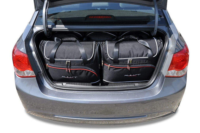 Kjust Kjust Reistassenset voor Chevrolet Cruze Sedan 2009-2016 - Set van 5 Tassen met 3 Roltassen en 2 Vliegtuigtassen Harvest Automotive 1
