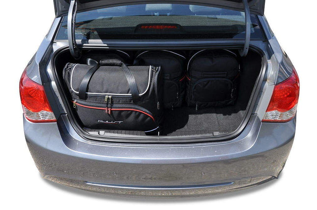 Kjust Kjust Reistassenset voor Chevrolet Cruze Sedan 2009-2016 - Set van 5 Tassen met 3 Roltassen en 2 Vliegtuigtassen Harvest Automotive 2