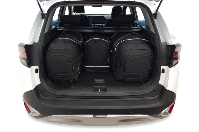 Kjust Kjust Reistassenset voor Kia Sportage 5-deurs vanaf 2021 - Set van 4 Tassen met 2 Roltassen 1 Sporttas en 1 Vliegtuigtas Harvest Automotive 2