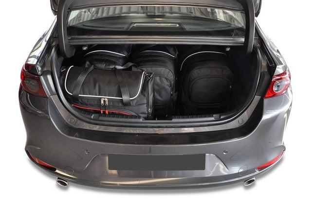 Kjust Kjust Reistassenset voor Mazda 3 Sedan vanaf 2019 - Set van 5 Tassen met 3 Roltassen en 2 Vliegtuigtassen Harvest Automotive 2