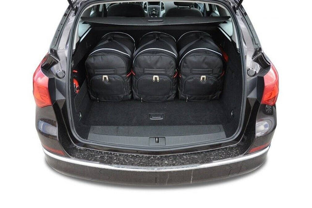 Kjust Kjust Reistassenset voor Opel Astra Sports Tourer 2010-2015 - Set van 5 Tassen met 3 Roltassen en 2 Sporttassen Harvest Automotive 2