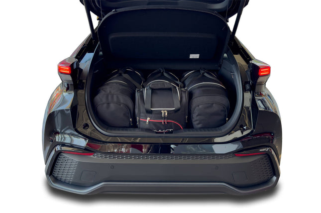 Kjust Kjust Reistassenset voor Toyota C-HR 2016-2024 - Set van 4 Tassen met 2 Roltassen 1 Sporttas en 1 Vliegtuigtas Harvest Automotive 1