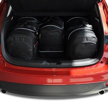Kjust Reistassenset voor Mazda 3 Fastback vanaf 2014 - Set van 4 Tassen met 2 Roltassen 1 Sporttas en 1 Vliegtuigtas