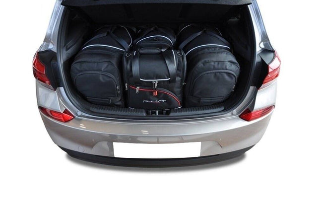 Kjust Reistassenset voor Hyundai i30 Fastback vanaf 2018 - Set van 4 Tassen met 2 Roltassen 1 Sporttas en 1 Vliegtuigtas
