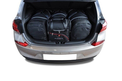 Kjust Reistassenset voor Hyundai i30 Fastback vanaf 2018 - Set van 4 Tassen met 2 Roltassen 1 Sporttas en 1 Vliegtuigtas