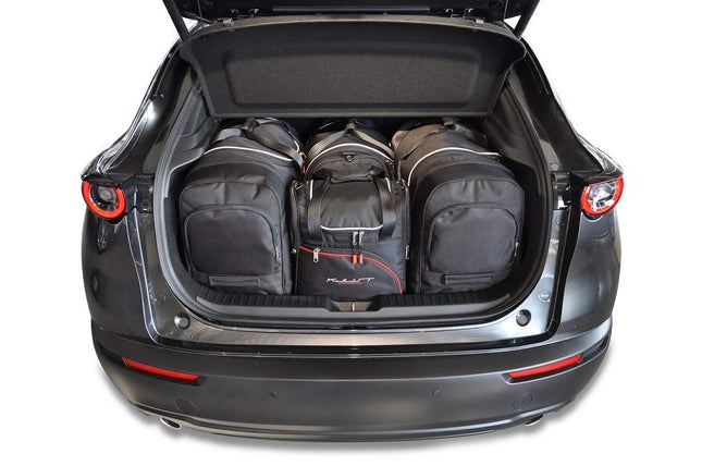 Kjust Reistassenset voor Mazda CX-30 vanaf 2019 - Set van 4 Tassen met 2 Roltassen 1 Sporttas en 1 Vliegtuigtas
